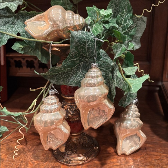 BOMBAY COMPANY VINTAGE SEA SHELL GLASS ORNAMENTS
(4 large) - Picture 10 of 16